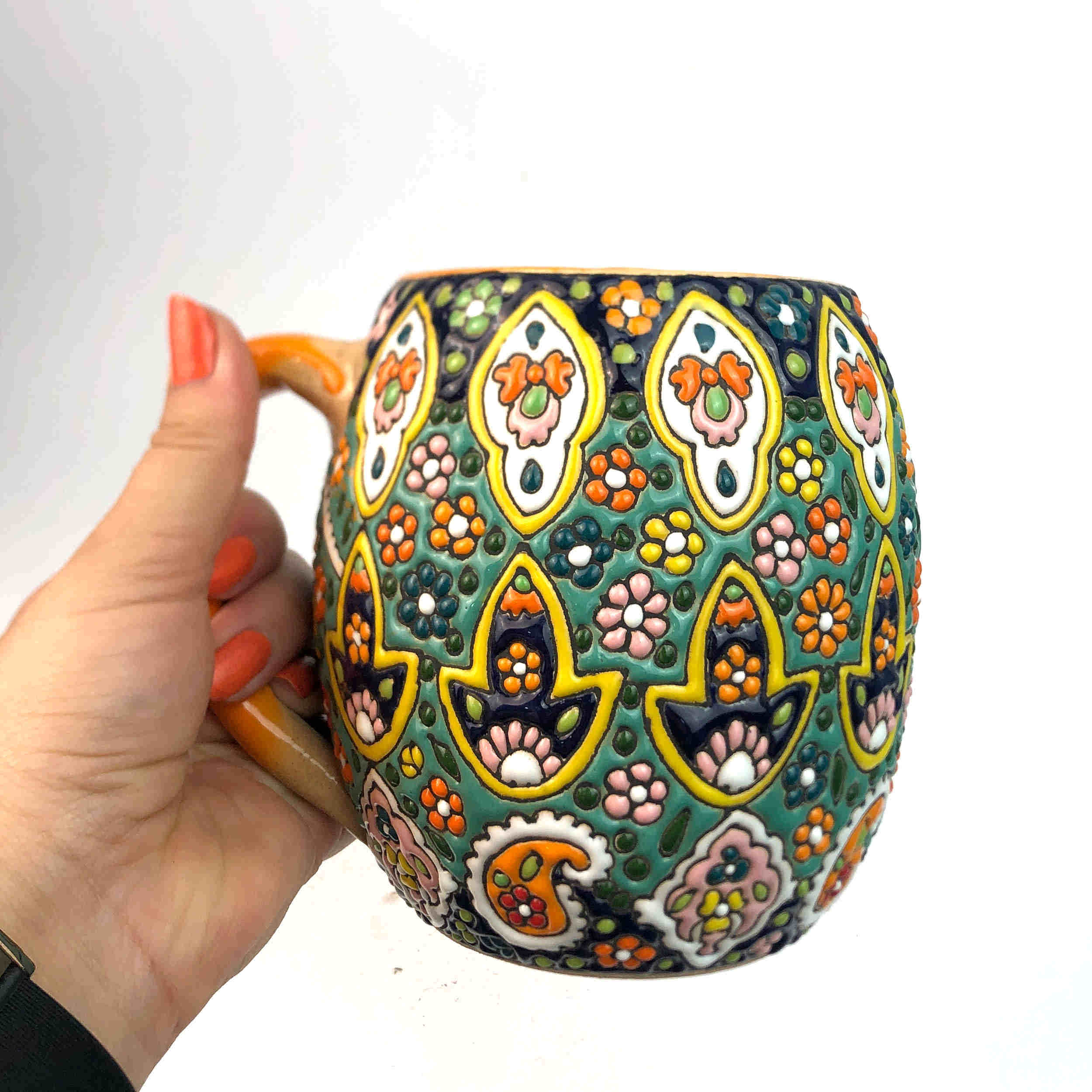 كوب خزفي مينا – مصنوع يدويًا بتصميم على شكل جرة