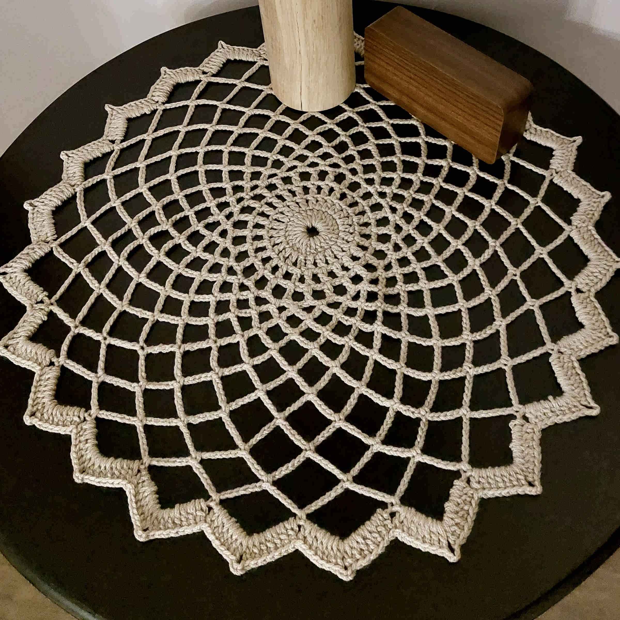 مفرش طاولة كروشيه مصنوع يدويًا – تصميم لمظهر كلاسيكي للمنزل