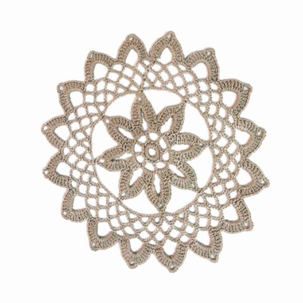 مفرش طاولة كروشيه مزين بتصميم زهور - أنيق وفاخر بلون الكريمي