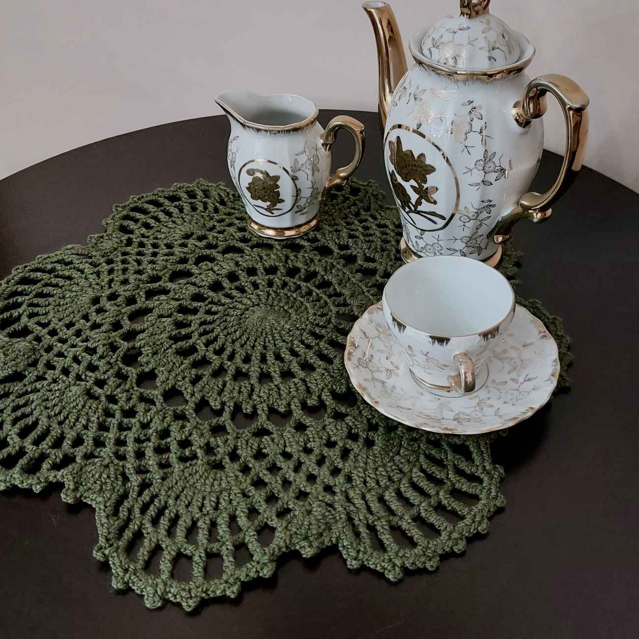 فوطه طاولة محبوكة يدوياً بتصميم فريد لتجميل أي غرفة طعام