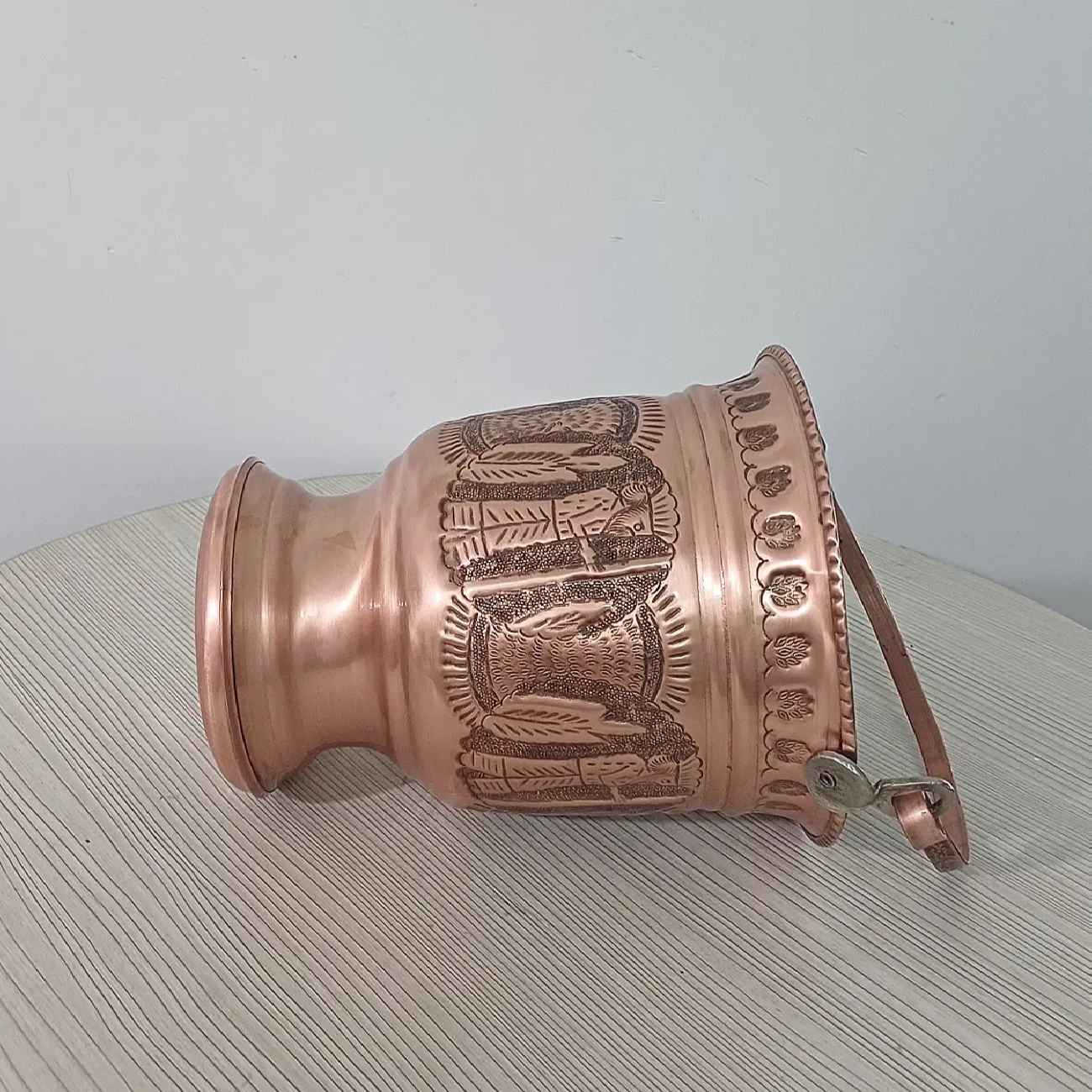 سلة مهملات نحاسية فارسية مع مقبض وتصميم أخميني بارز