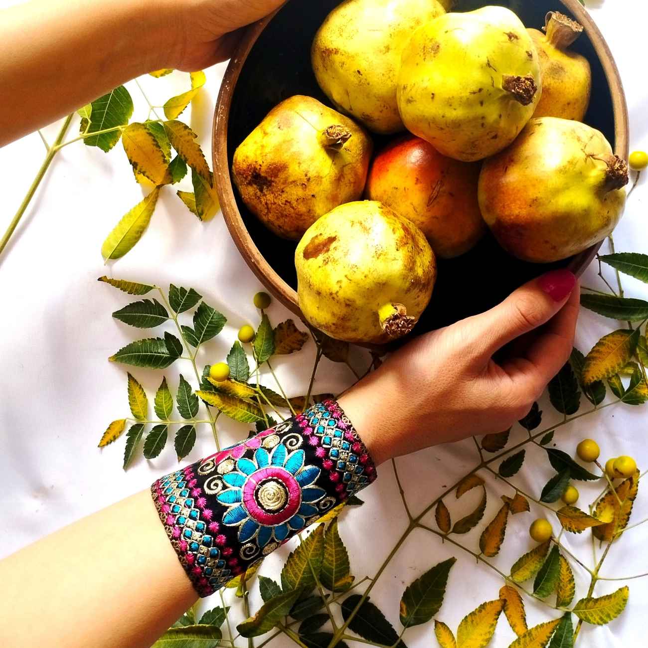 إسوارة مطرزة يدويًا – حرفة أنيقة وفاخرة بتصميم زهري