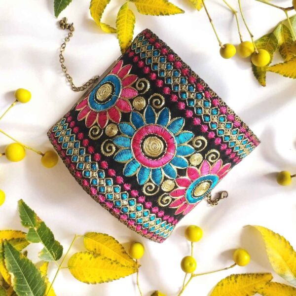 إسوارة مطرزة يدويًا - حرفة أنيقة وفاخرة بتصميم زهري