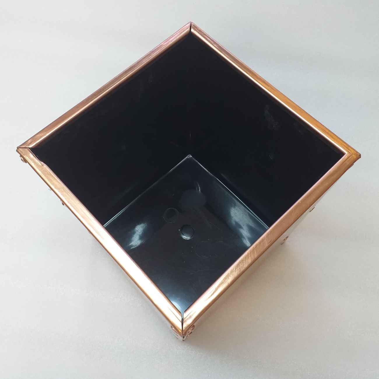 سلة مهملات نحاسية إيرانية منقوشة بتصميم زهري