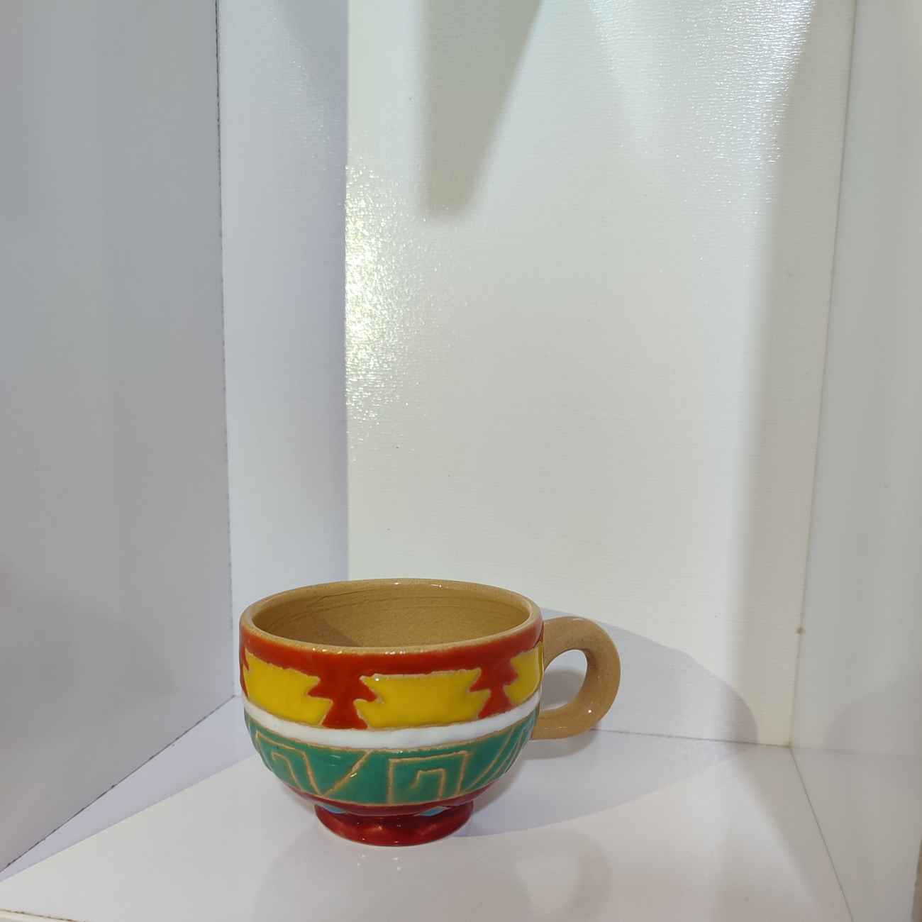 طقم فنجان شاي وصحن من الفخار الإيراني بالحرف اليدوية مع تصميم هندسي