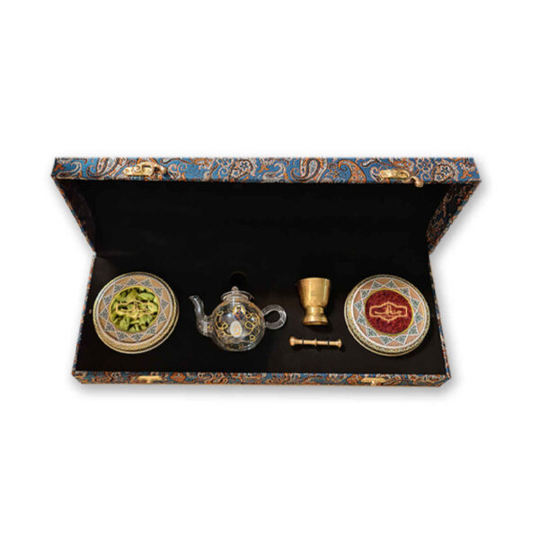 صندوق هدايا الزعفران الإيراني (3 جرام) - في سجادة خاتم چناراني مع الهيل، إبريق شاي ومدقة