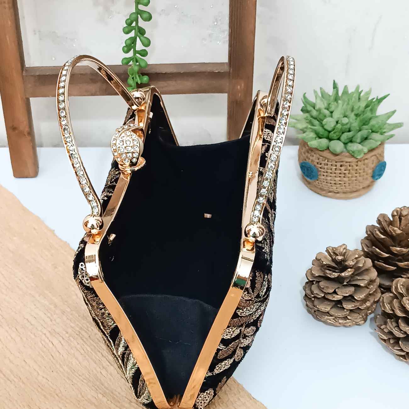 حقيبة كلاتش نسائية إيرانية – تصميم يدوي عصري بتطريز سوزاني