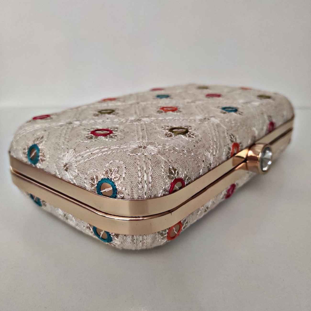 حقيبة كلاتش نسائية إيرانية – تطريز سوزاني باللون الذهبي، مناسبة للحفلات والاحتفالات