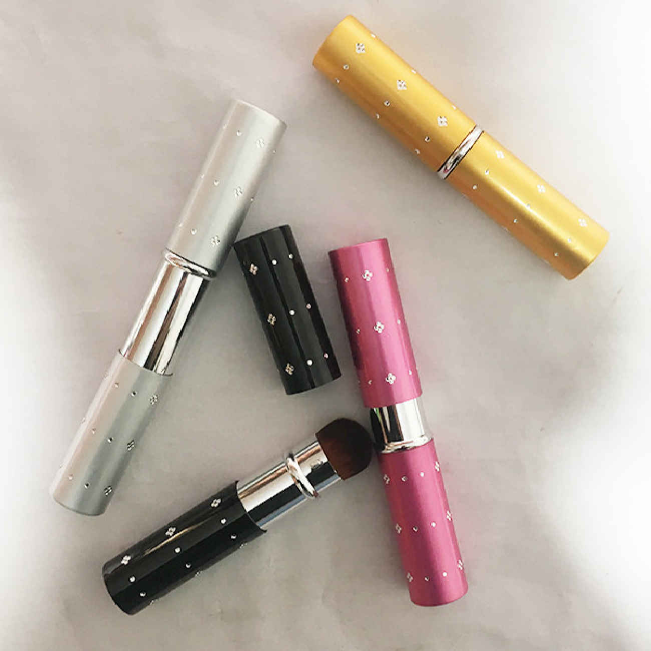 فرشاة تجميل محمولة – مدمجة وعصرية للحصول على مكياج مثالي