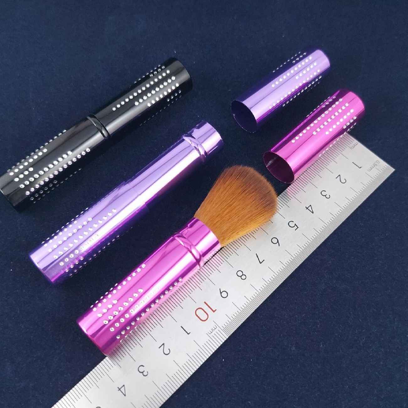 فرشاة تجميل قابلة للسحب – مثالية للبودرة، البلشر، والهايلايتر