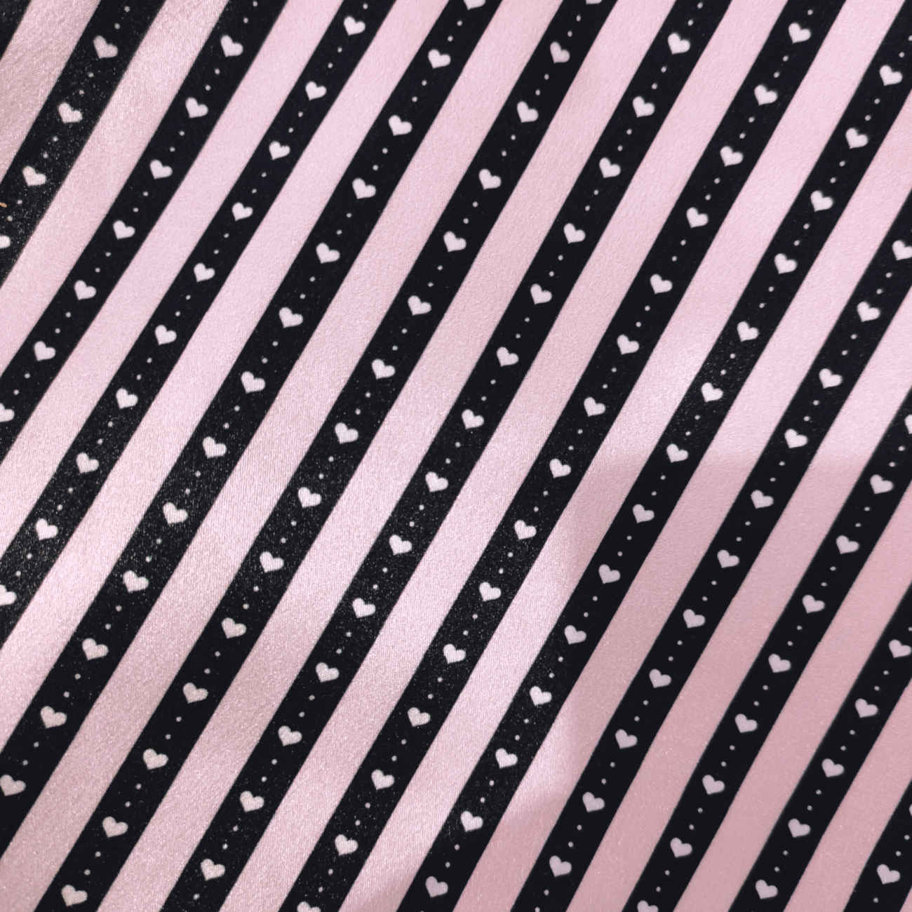 غطاء وسادة ساتان حرير – بخطوط وتصميم قلب (عبوة من 2)