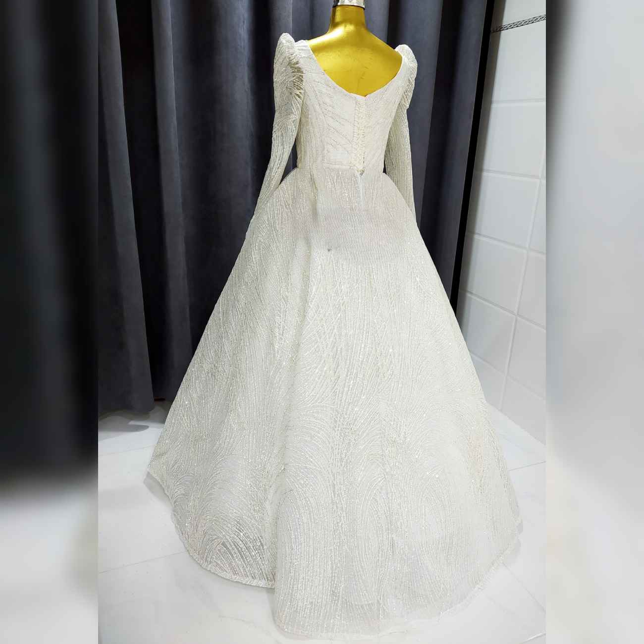 فستان زفاف مع تنورة زونيكس مطوية للغاية وأكمام أميرية - تصميم رائع وأنيق