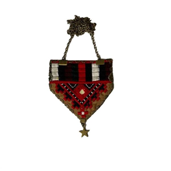 قلادة منسوجة ومطرزة مع سلسلة معدنية وتفاصيل رمزية