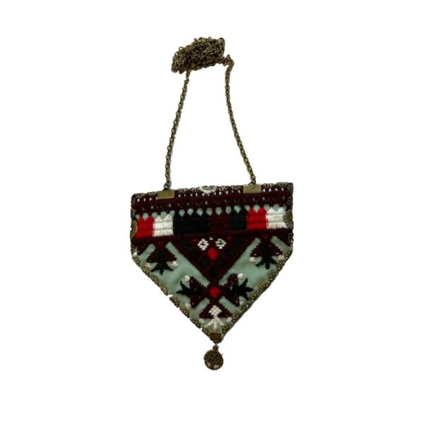 قلادة إيرانية مطرزة - مزيج فريد من الفن والأناقة