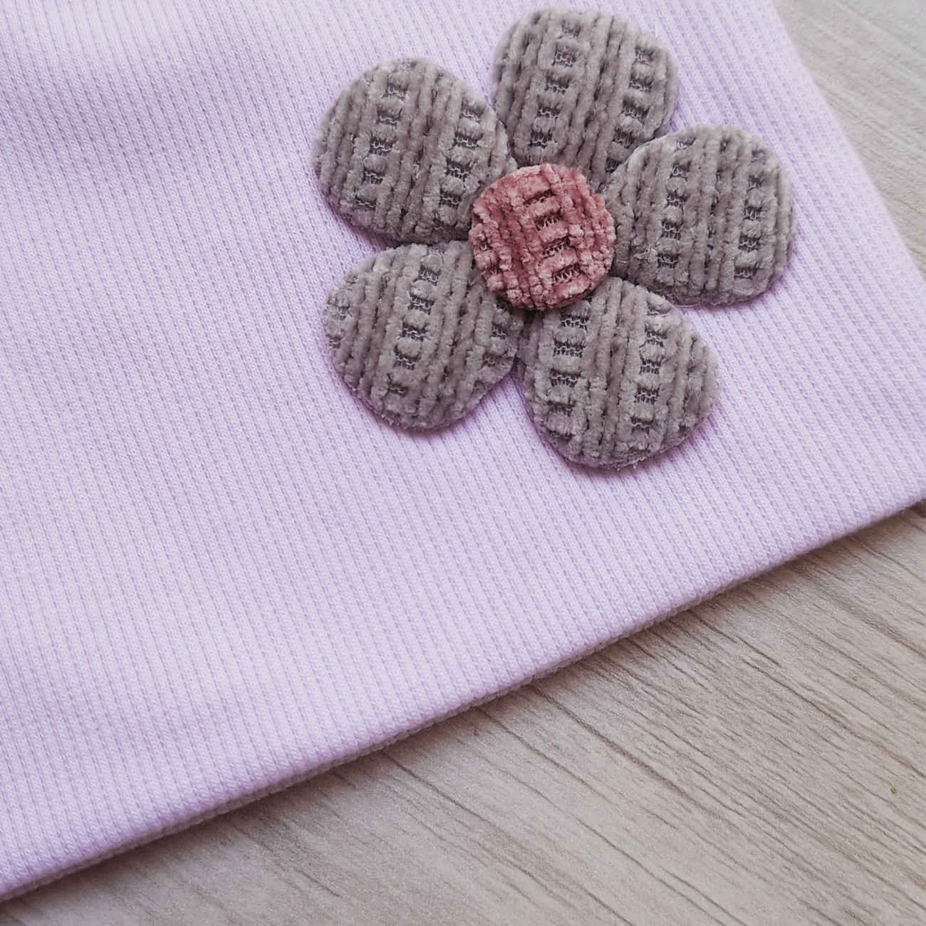 قبعة أطفال جذابة – تجمع بين الدفء والأناقة | مزخرفة بالزهور (من 0 إلى 12 أشهر)