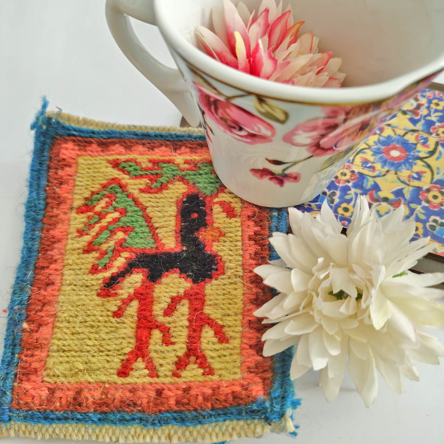 قاعدة أكواب منسوجة يدويًا بنمط كليم الإيراني – مثالية لتزيين المنزل