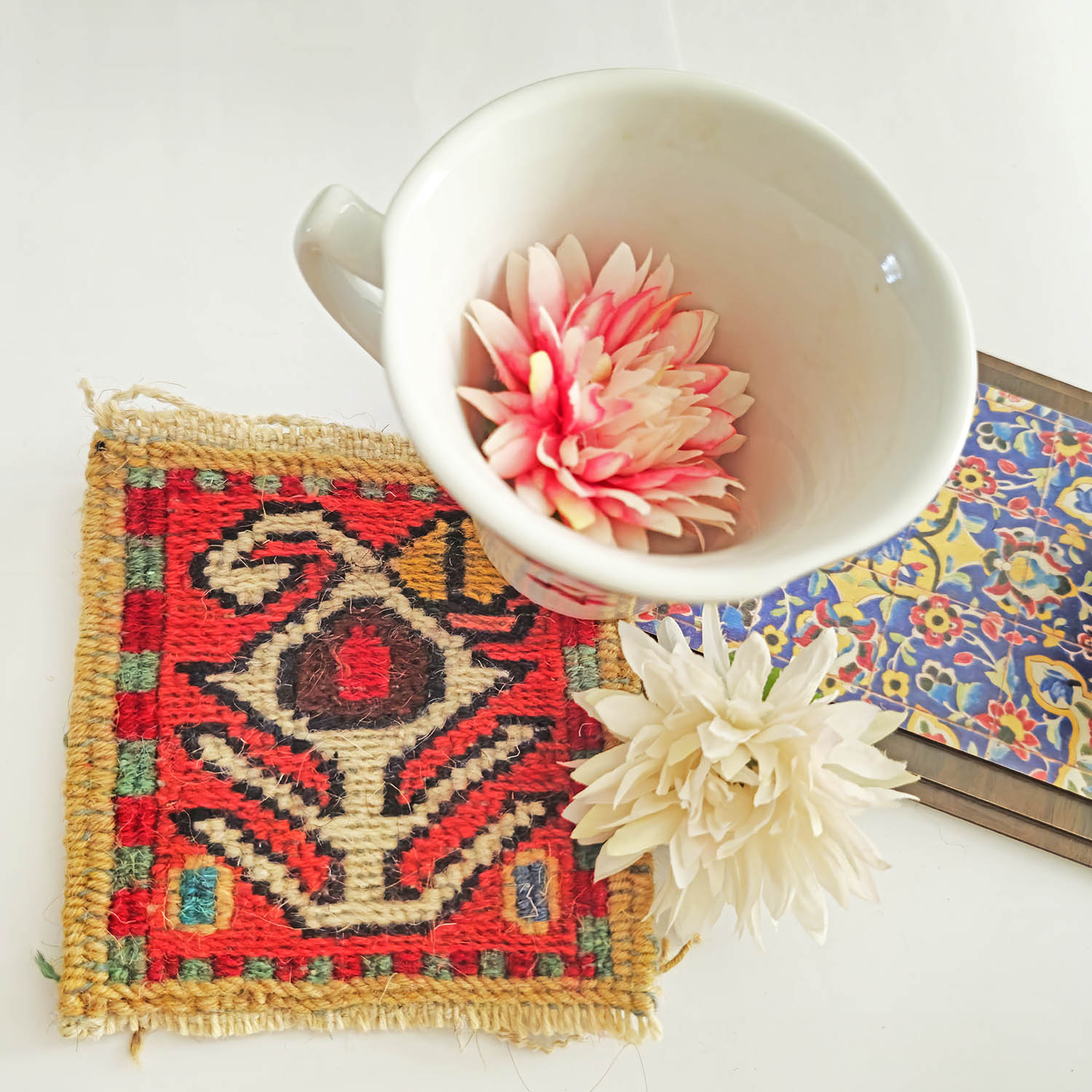 قاعدة أكواب منسوجة يدويًا بنمط كليم الإيراني – ملحق تقليدي بنمط هندسي