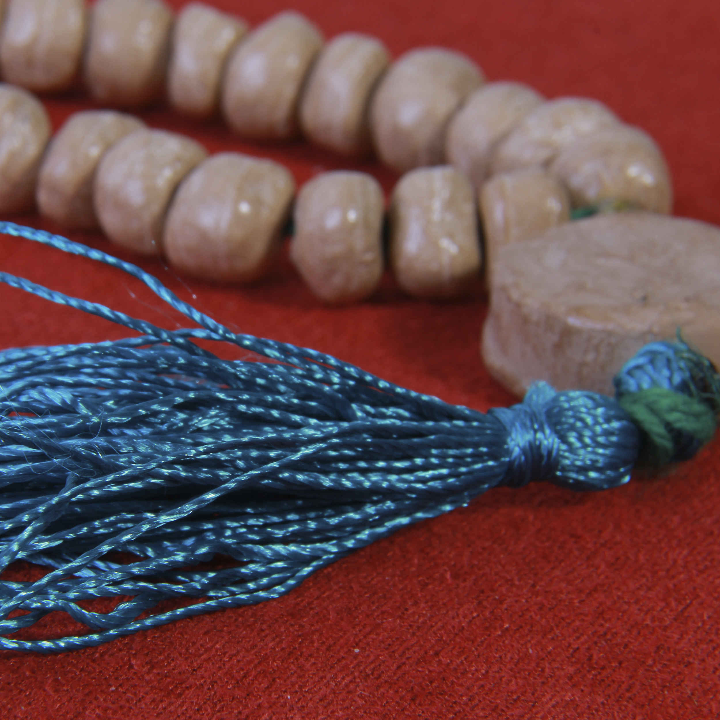 سبحة إسلامية من كربلاء، تتألف من 101 حبة مع تربتة (خاك شفاء) للشيعة