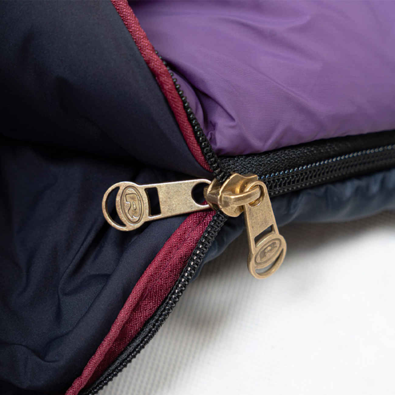 كيس نوم لشخص واحد – لمغامرات التخييم في الهواء الطلق وأي طقس