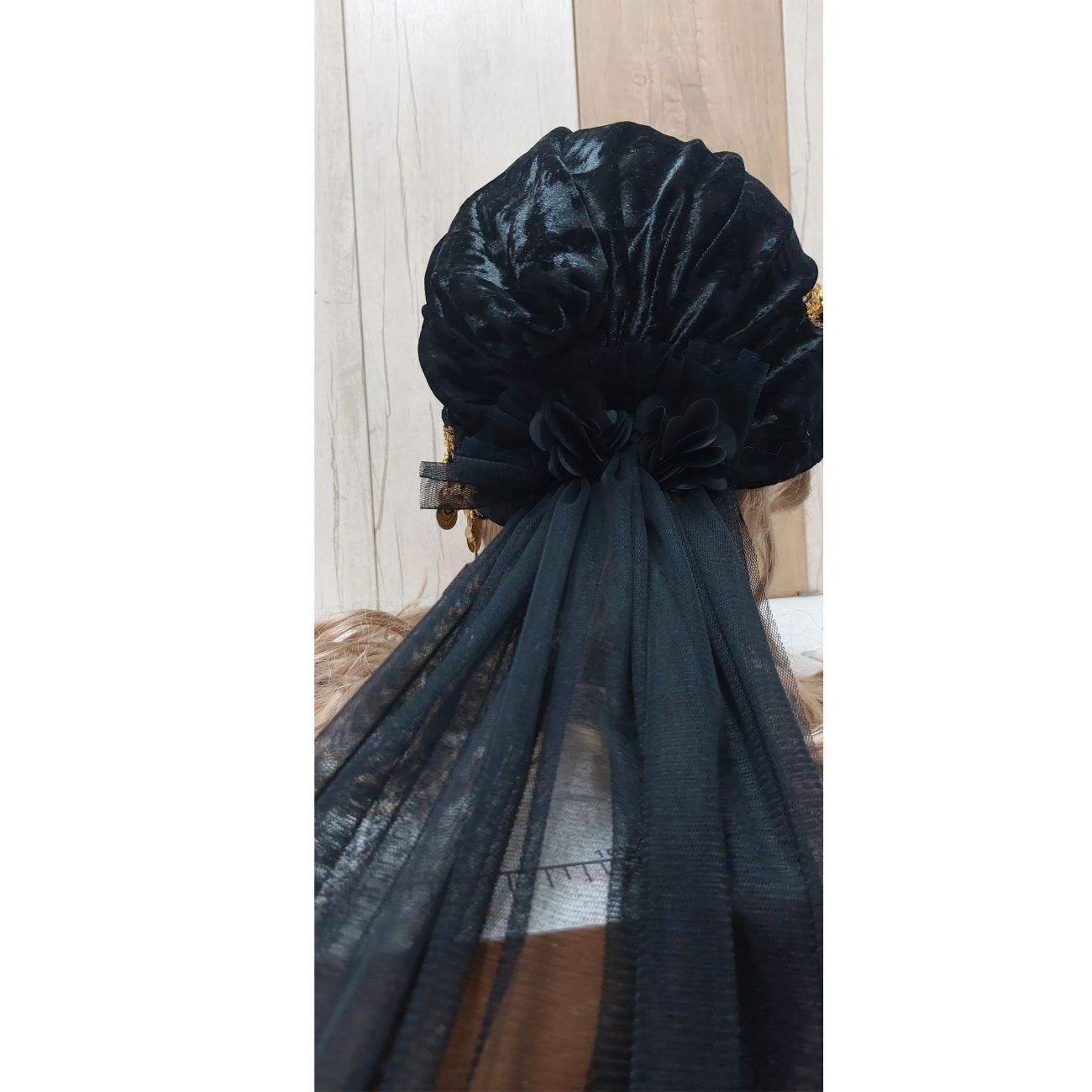 عمامة نسائية بالطراز التقليدي مع الزخارف والتصميم المتدفق