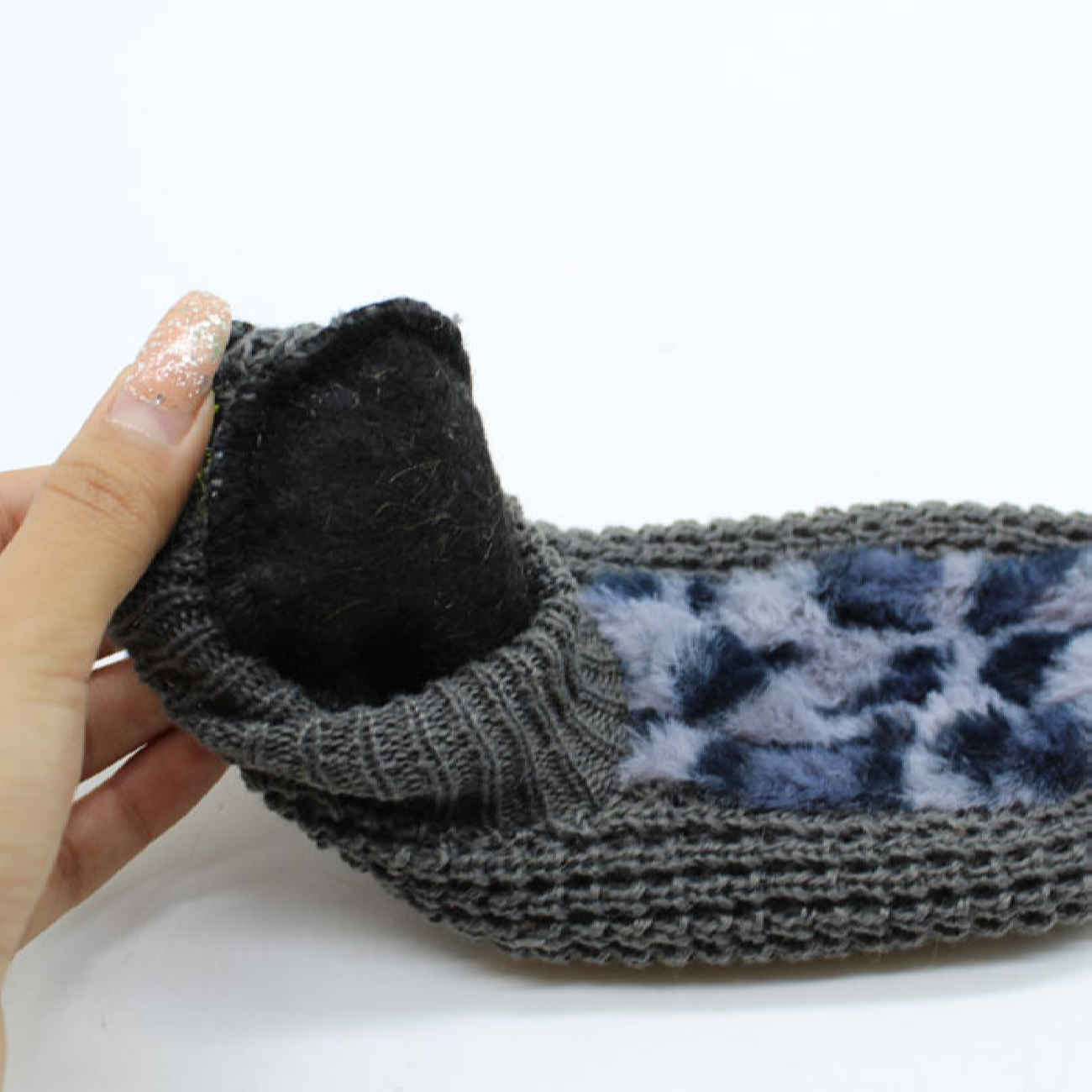 شبشب كروشيه نسائي نكتا – مناسب لفصل الشتاء مع تصميم فهد باللون الرمادي