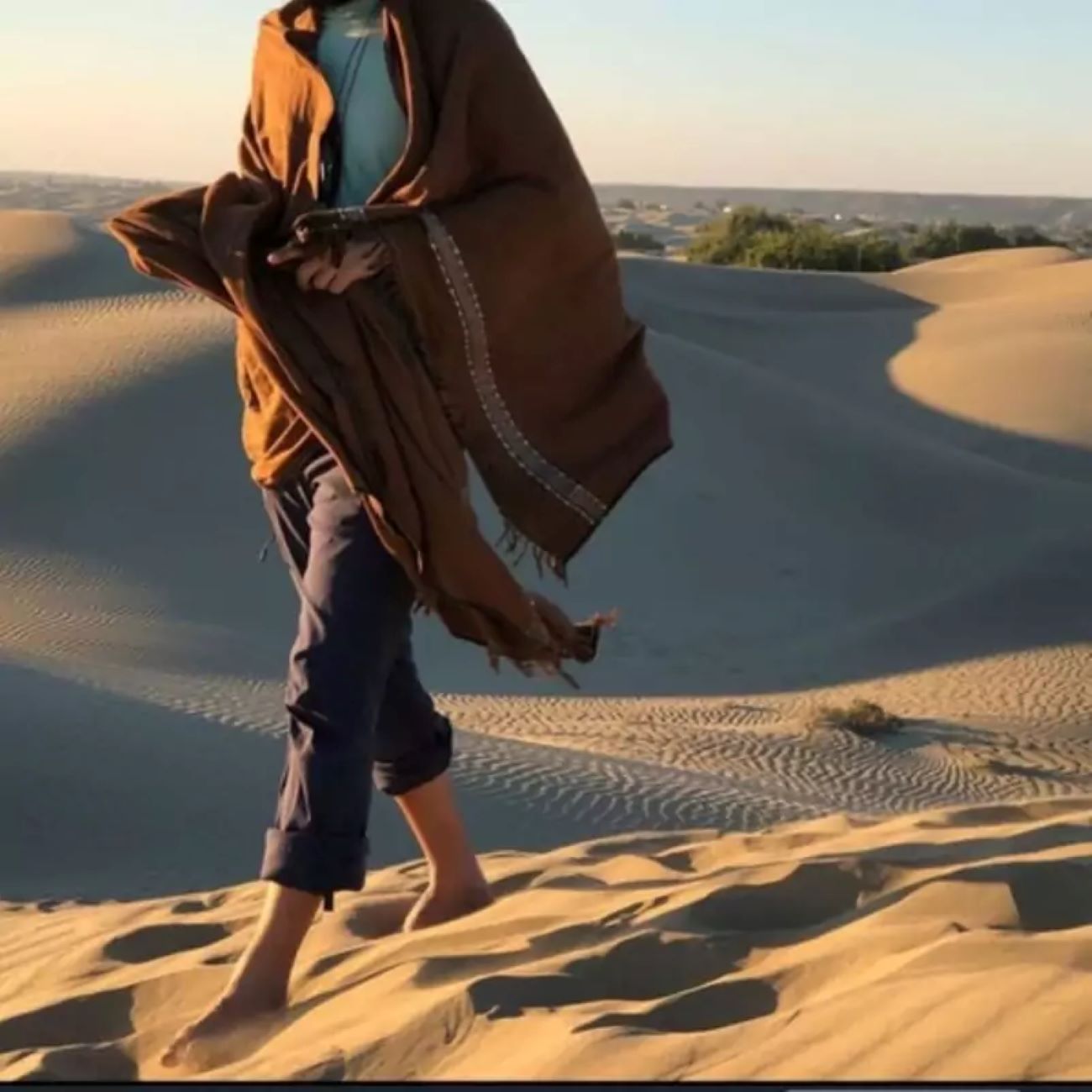 تقويم مكتبي مكعب خشبي – عرض تاريخ قابل للتعديل