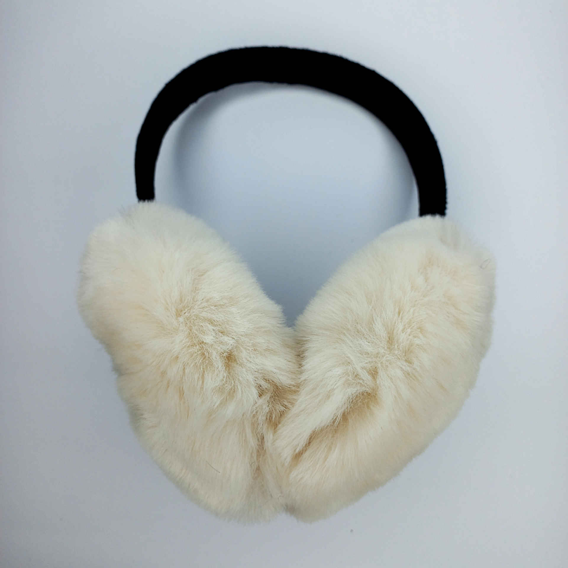 سماعات أذن فرو دافئة للنساء – أكسسوارة شتوية مثالية
