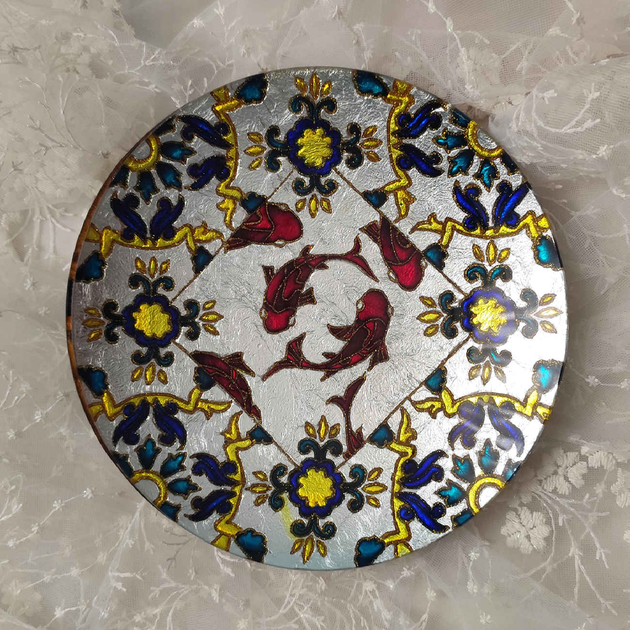 صحن زجاجي ديكوري – مرسوم يدويًا بفن زجاجي وتصميم بركة أسماك