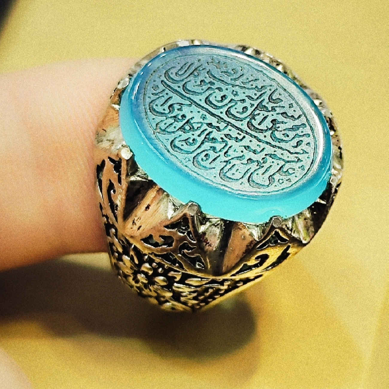 خاتم فضة إسلامي للرجال مع حجر عقيق منقوش بتصميم وَمَن يَتَّقِ اللَّہ