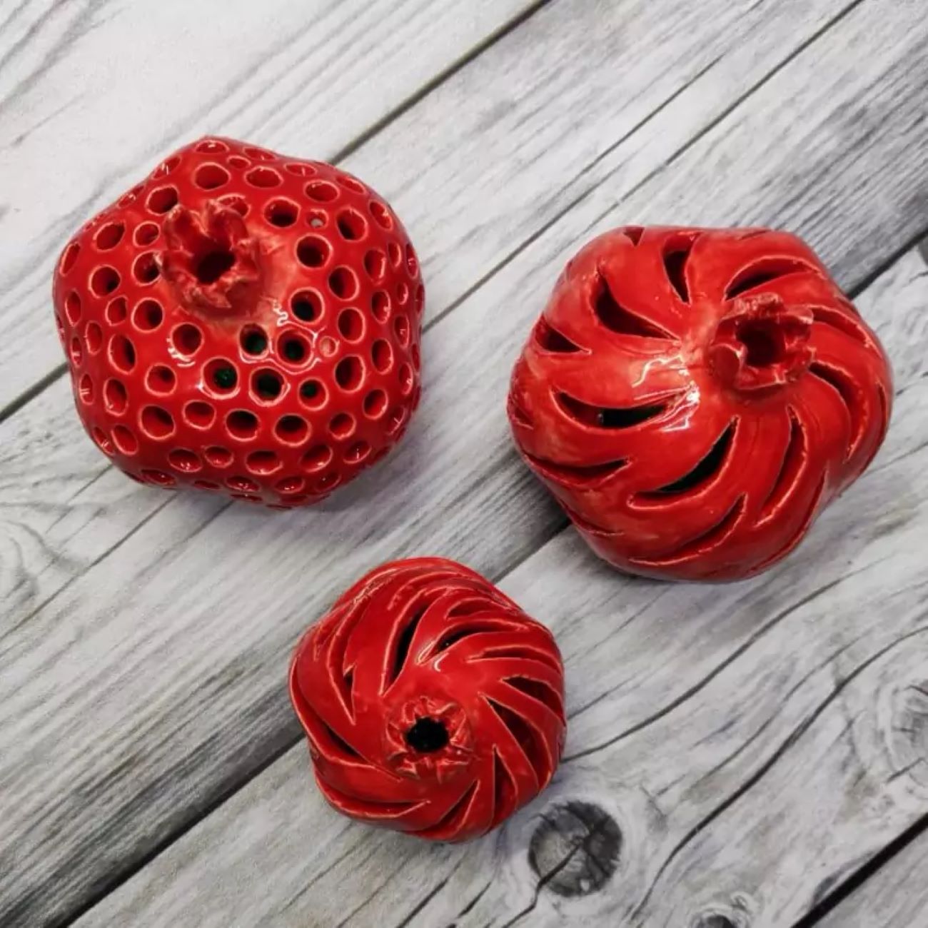 حامل شمعة سيراميك بتصميم رمان 2 قطعة – لمسة زخرفية لأجواء منزلك