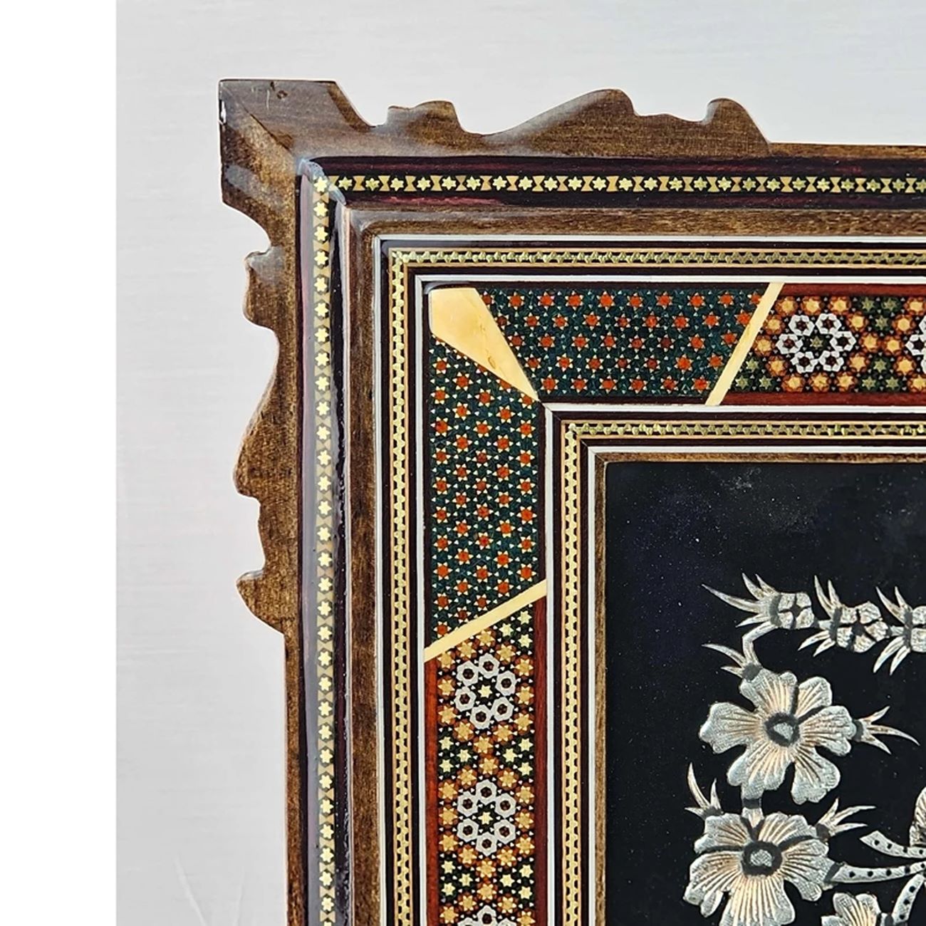 إطار حائط نحاسي منقوش بتصميم الطيور والأزهار