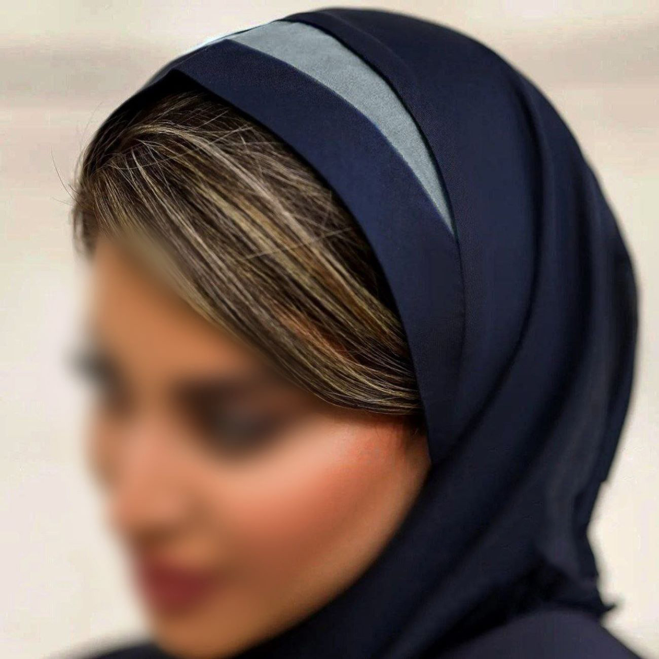 إيشارب مقنعه مع رباط رأس ملون من قماش تترون، مثالي للاستخدام اليومي
