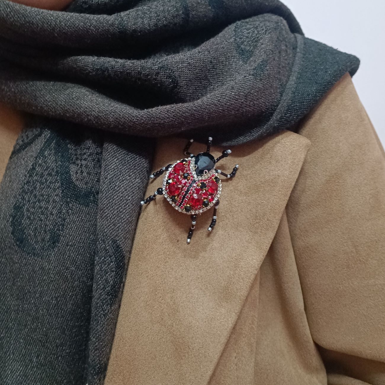دبوس مجوهرات مطرّز يدويًا - خنفساء لؤلؤية