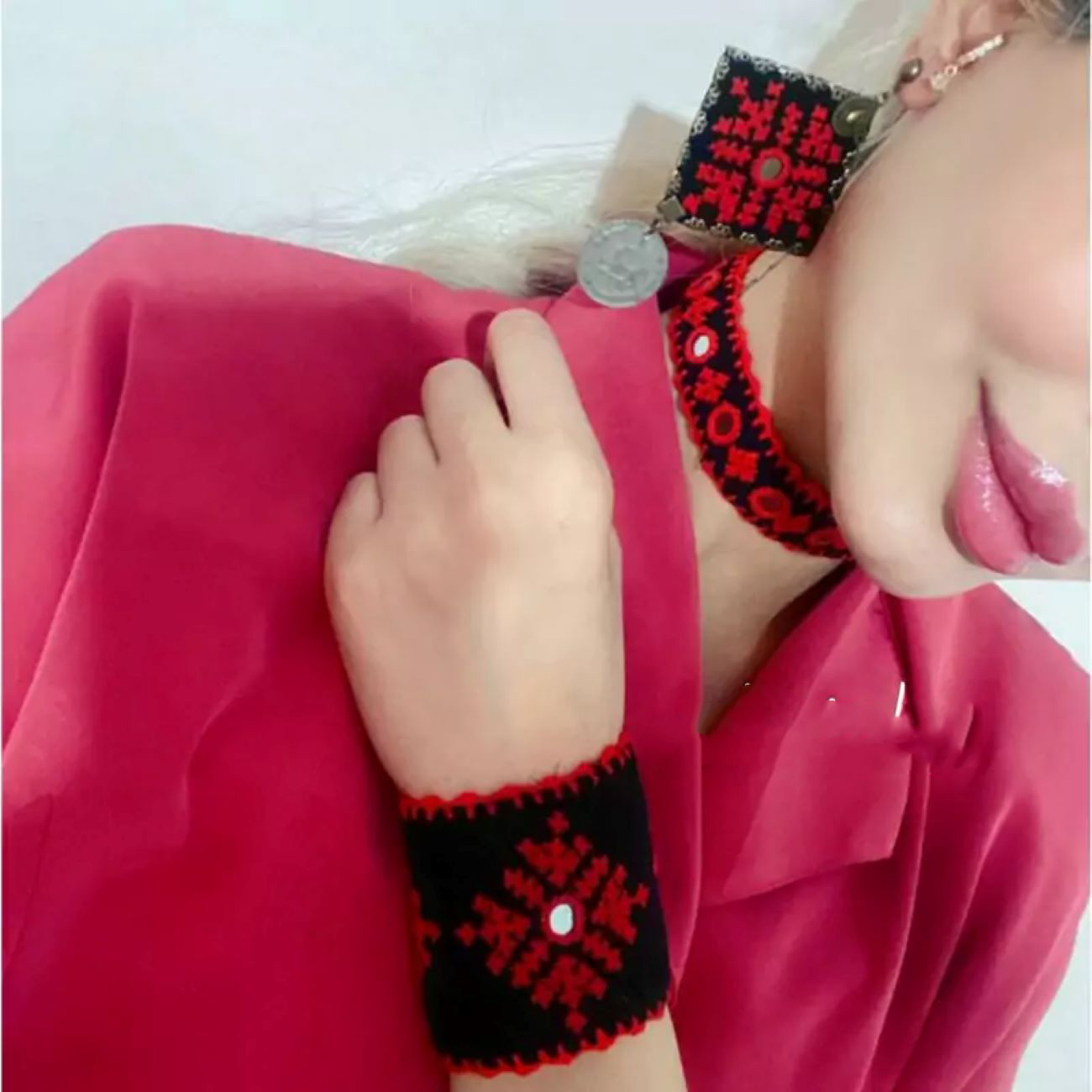 مجموعة سوار وأقراط وكاحل مطرزة فريدة لمظهر أنيق