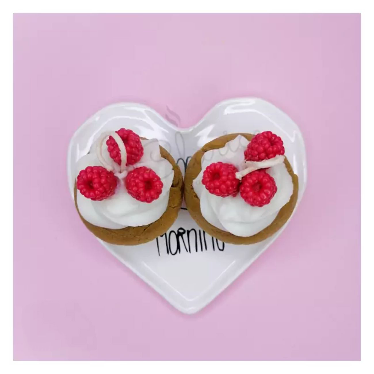 شمعة كب كيك يدوية الصنع بنكهات التوت الحلو وكريمة مخفوقة – مجموعة من 2