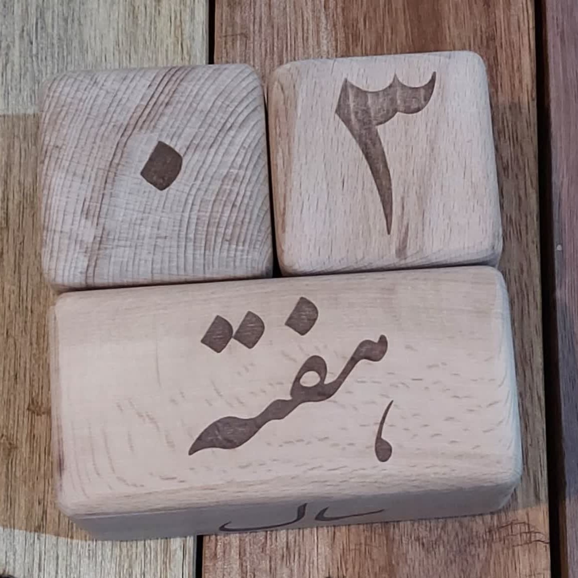 تقويم مكتبي خشبي مكعب – اجعل مساحة عملك تبرز