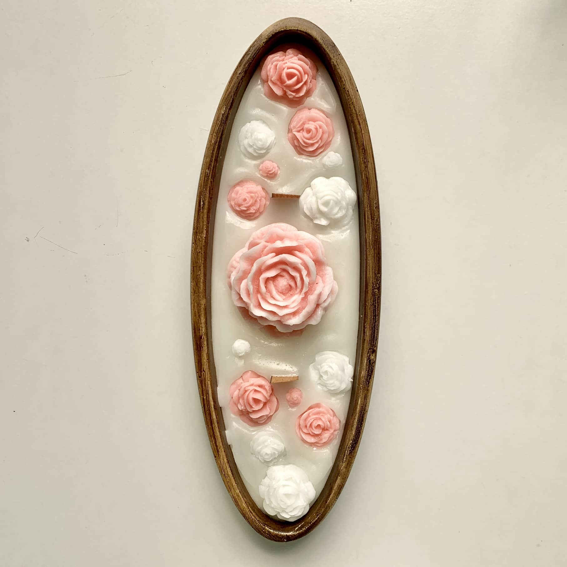 شمعة عطرية في وعاء خشبي – مثالية للإهداء أو الزينة بتصميم زهري