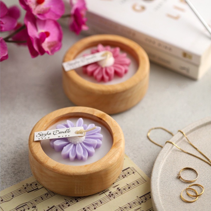 شمعة بابونج في وعاء خشبي – احتراق نظيف، تدوم طويلاً وأنيقة