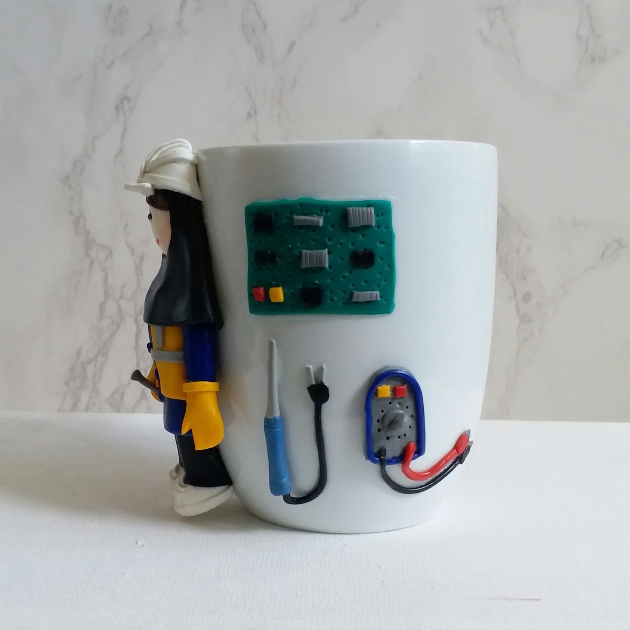 كوب خزفي يدوي جميل – مزين بنقشة مهندس