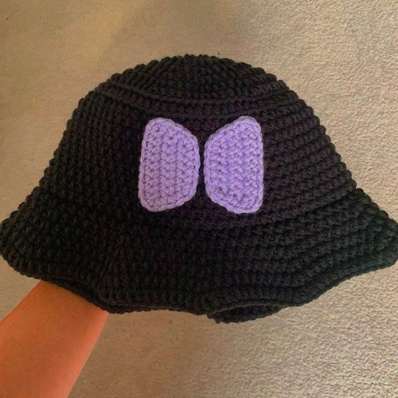 قبعة دلو كروشيه دافئة بتصميم فيونكة مبهجة – مناسبة للإطلالات العصرية