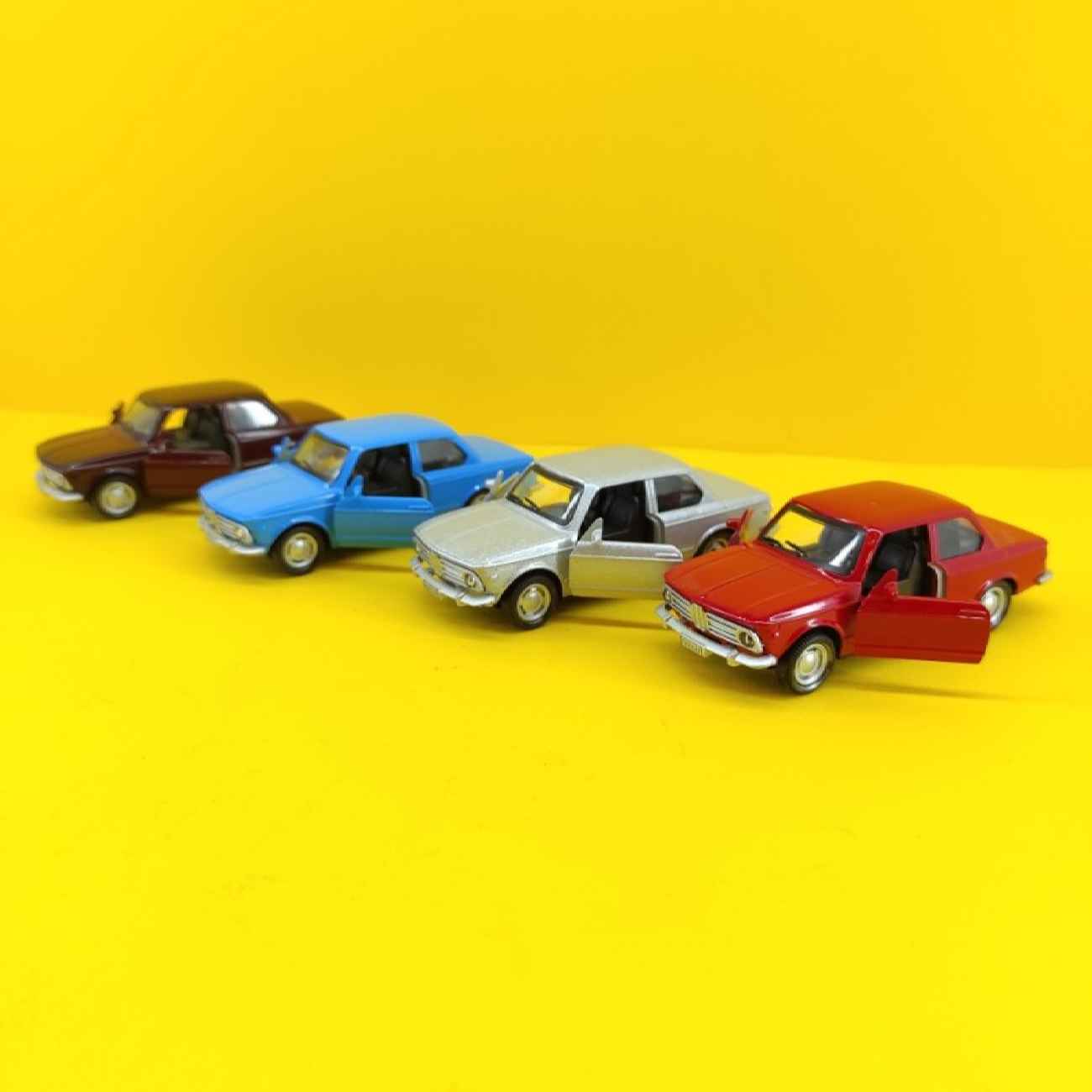 سيارة لعبة مصبوبة مستوحاة من موديلات مرسيدس الكلاسيكية، بطلاء فضي أنيق