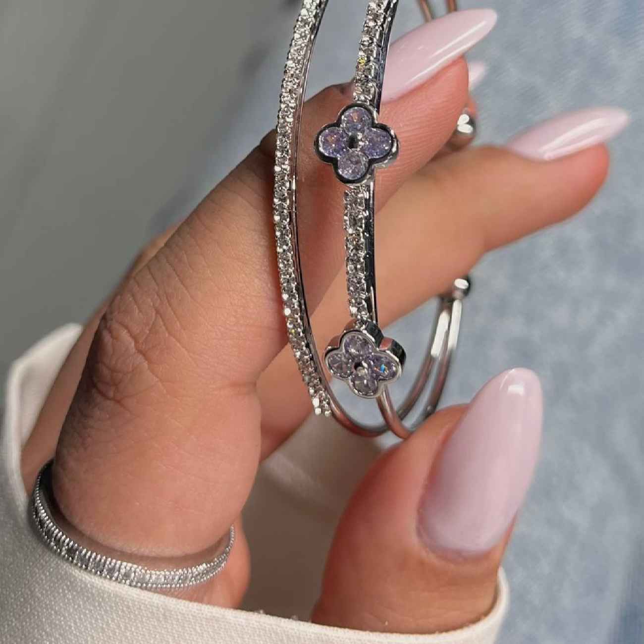 سوار كف مزدوج الخط أنيق للنساء – تصميم فان كليف مع أحجار ملونة