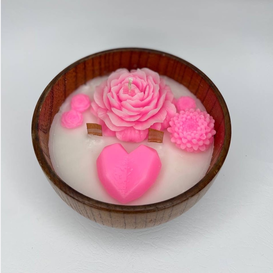 شمعة قابلة للإهداء في وعاء خشبي ريفي – مثالية للزينة وهدية فريدة