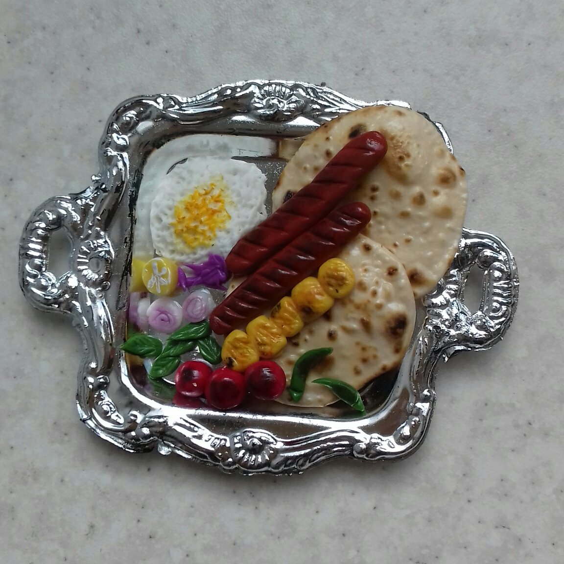 مغناطيس ثلاجة صغير على شكل طبق كباب – مناسب لمحبي الديكور الثقافي (4 قطع)
