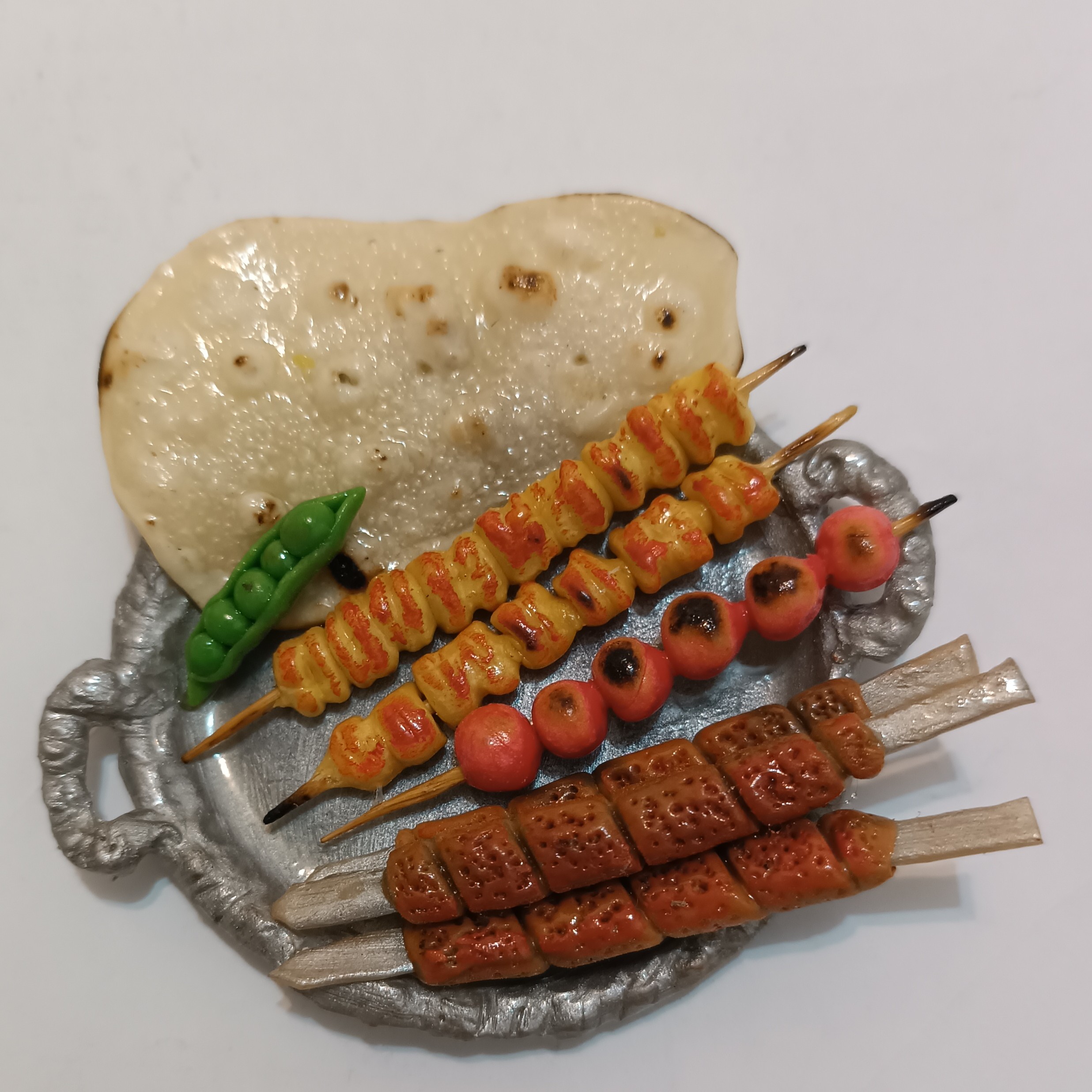 مغناطيس طبق كباب مصغر – إكسسوار طيني للثلاجة