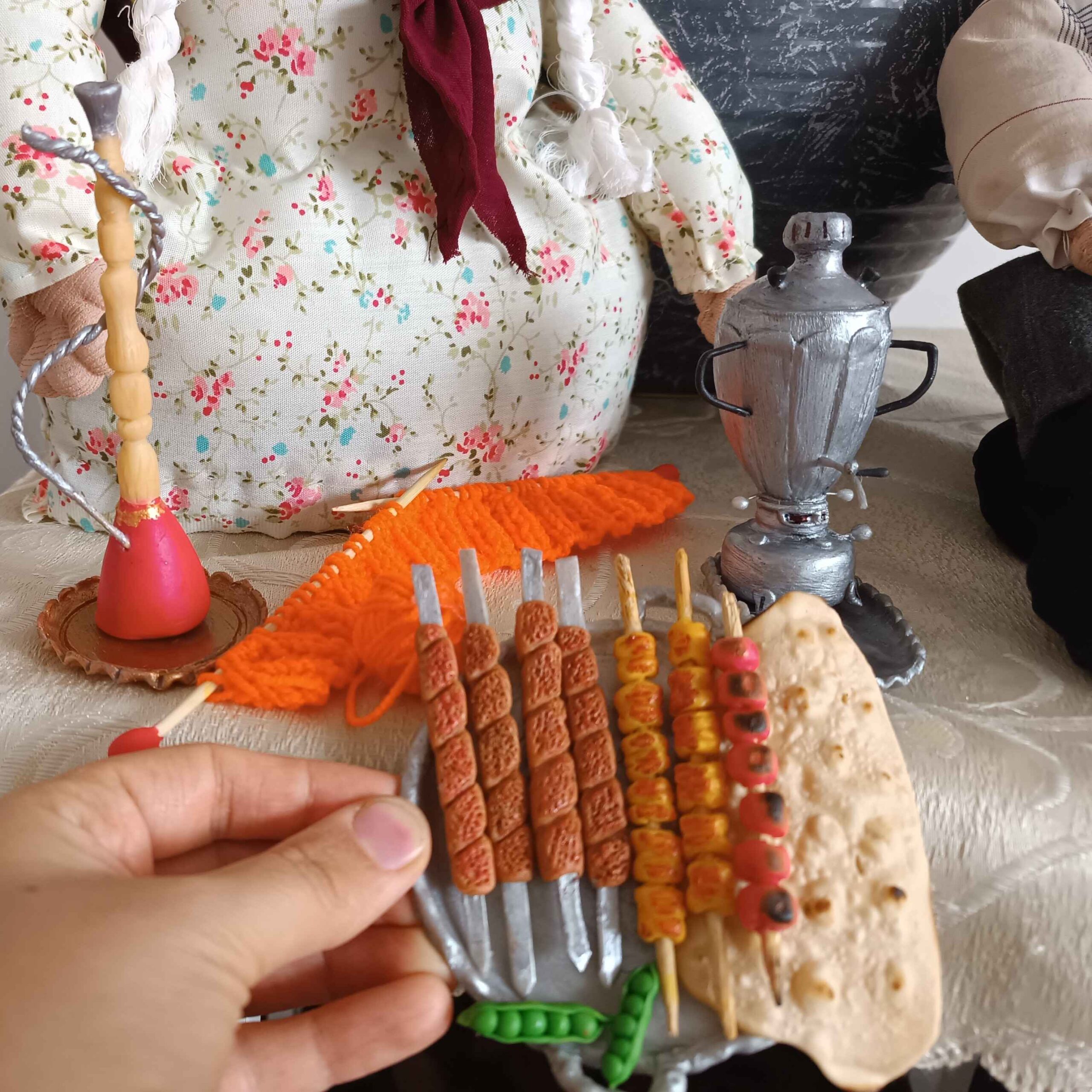 مغناطيس طبق كباب مصغر – إكسسوار طيني للثلاجة