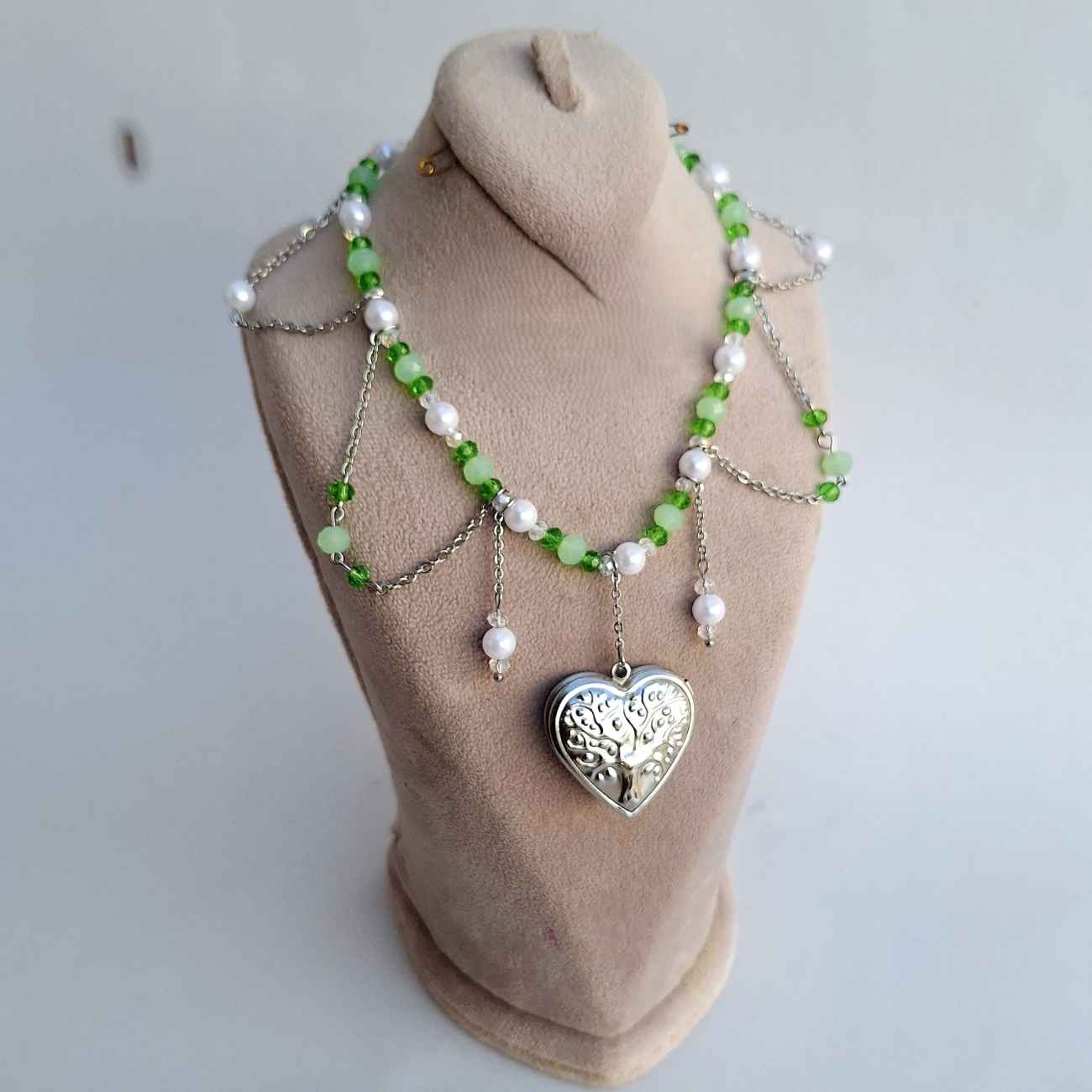 عقد طوق بتصميم ندفة ثلج مطرز بالخرز – يدوي الصنع وبسيط، مناسب للارتداء اليومي