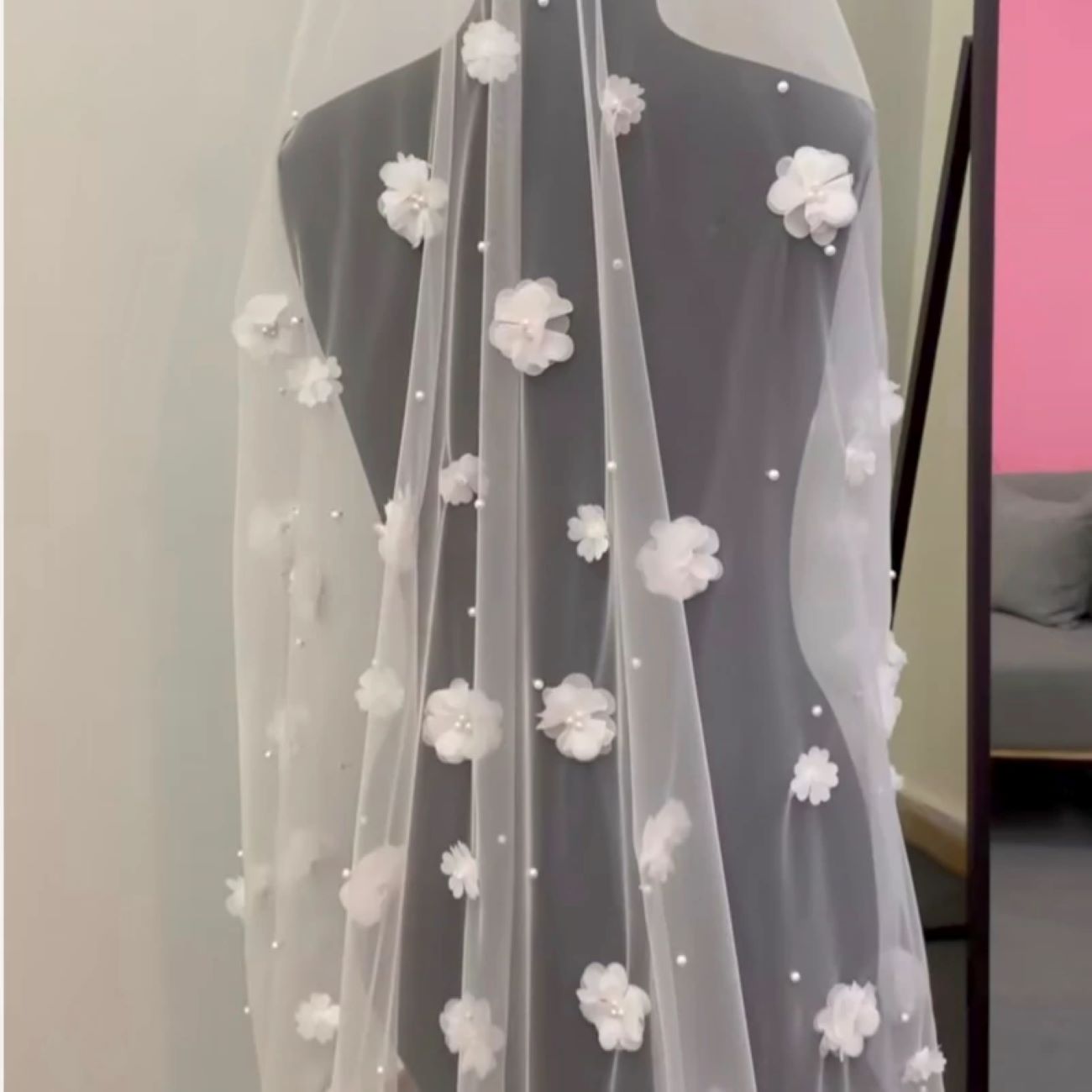 طرحة تول ناعمة مزينة بتطريز دانتيل زهري وذيل كاتدرائي – أنيقة وانسيابية