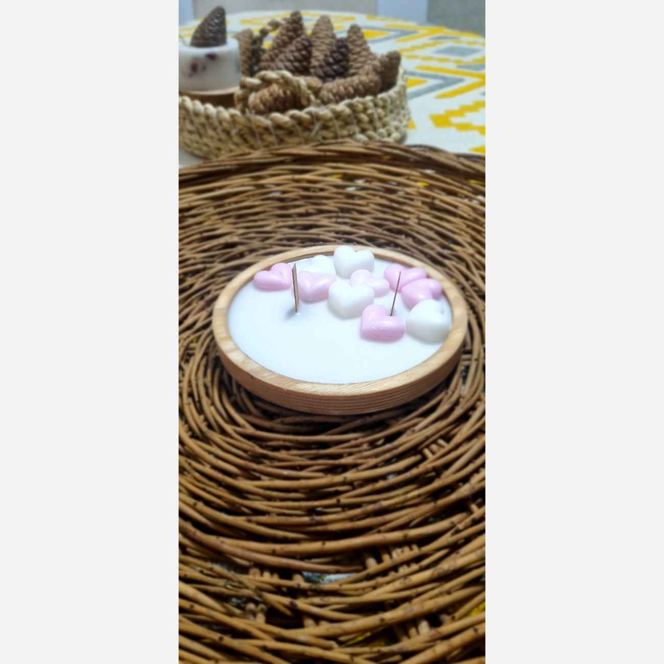 شمعة أنيقة في وعاء خشبي – مثالية كهدية وزينة منزلية بتصميم قلب