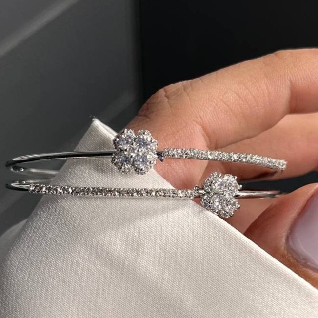 سوار كف بخط مزدوج للنساء، مزين بالأحجار وتصميم زهري